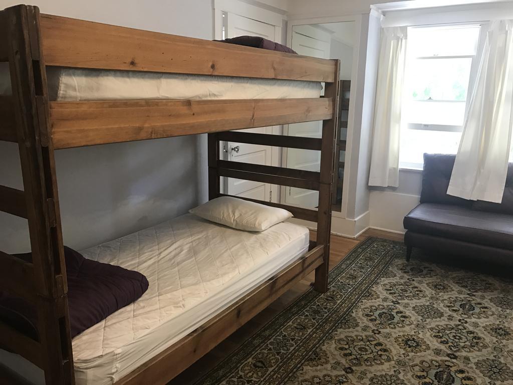 Etagenbett im Schlafsaal für Männer